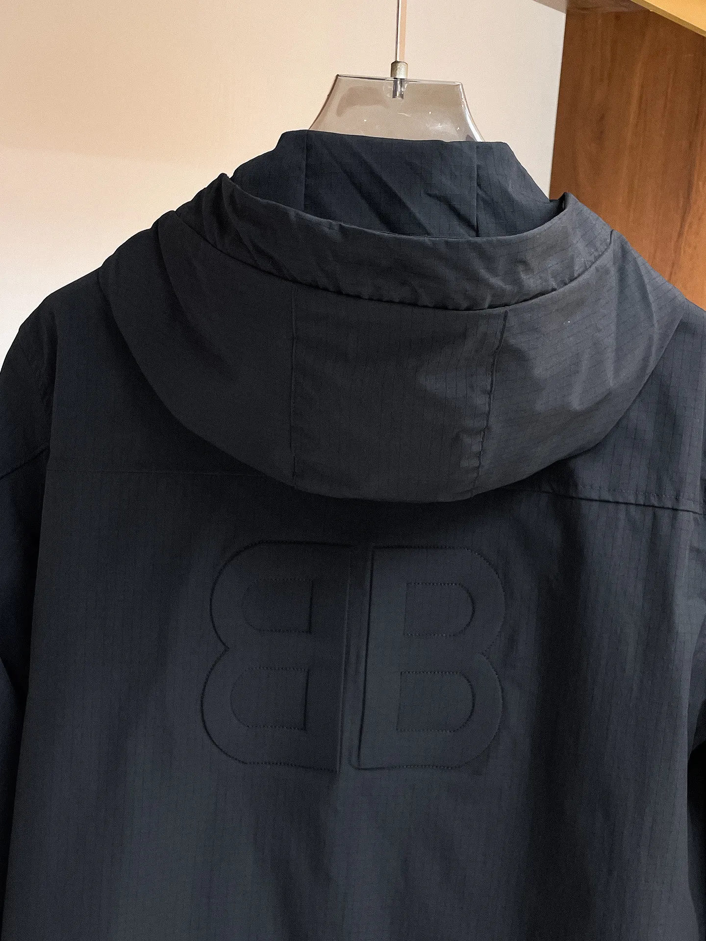 Balenciaga official website Same Style, complete with three labels, on sale in advance. 2026 Autumn and Winter New Arrival men's jacket, Original with complete three labels, Premium version. Custom-made fabrics at the counter. Breathable, high comfort, impeccable details, brand element design concept, reflecting high quality. It feels delicate and soft, presents a casual cut, and has a great upper body shape. Sizes: M～3XL